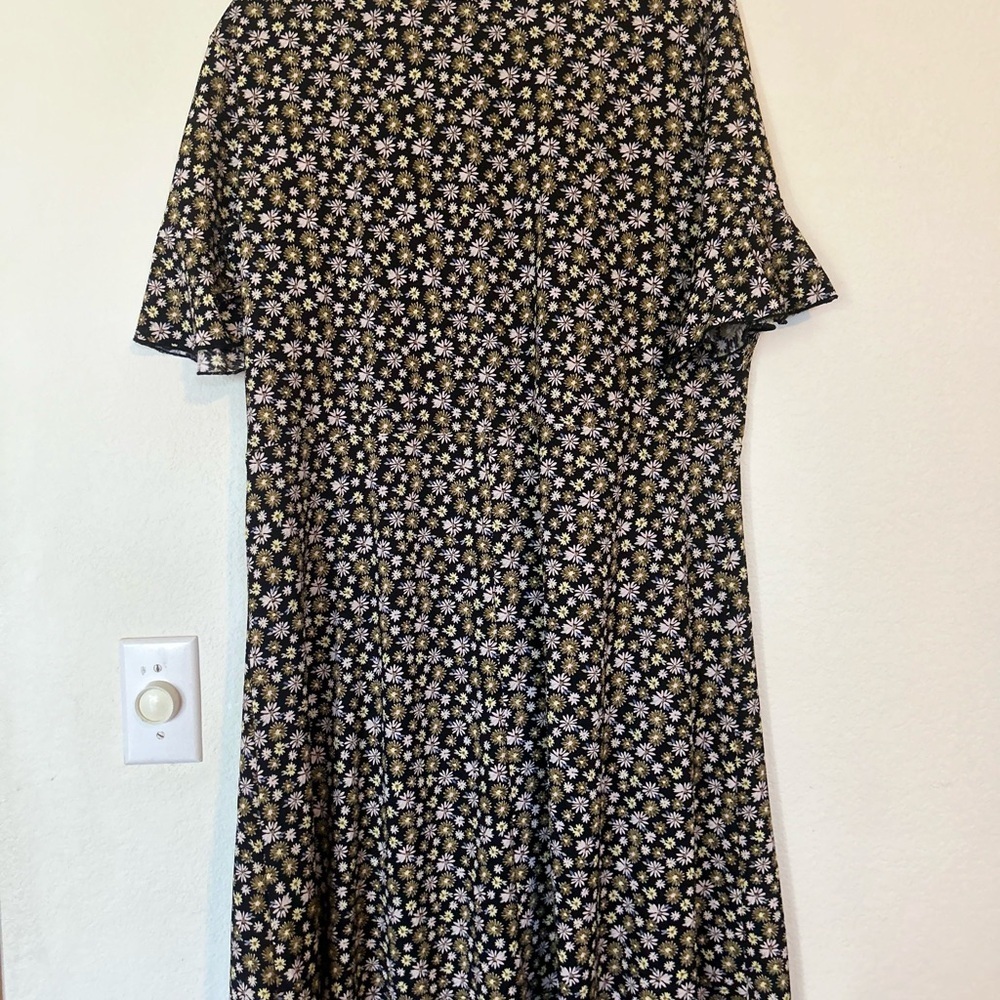 LC Lauren Conrad Black Floral Short-Sleeve V-Neck Dress - Picture 2 of 10